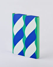 Notatnik graficzny L o wzorze zielono-niebiesko-białych fal dla artystów i projektantów