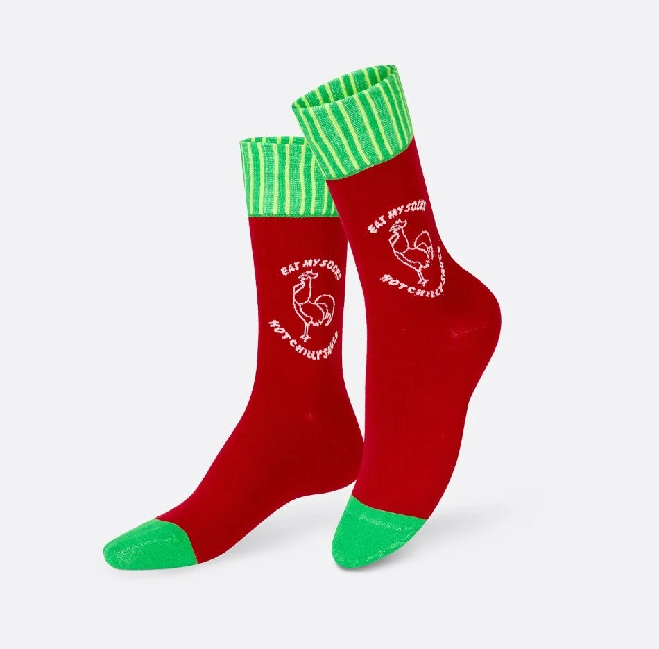 Czerwono-zielone skarpetki hot sauce z wzorem kurczaka i napisem od EMS