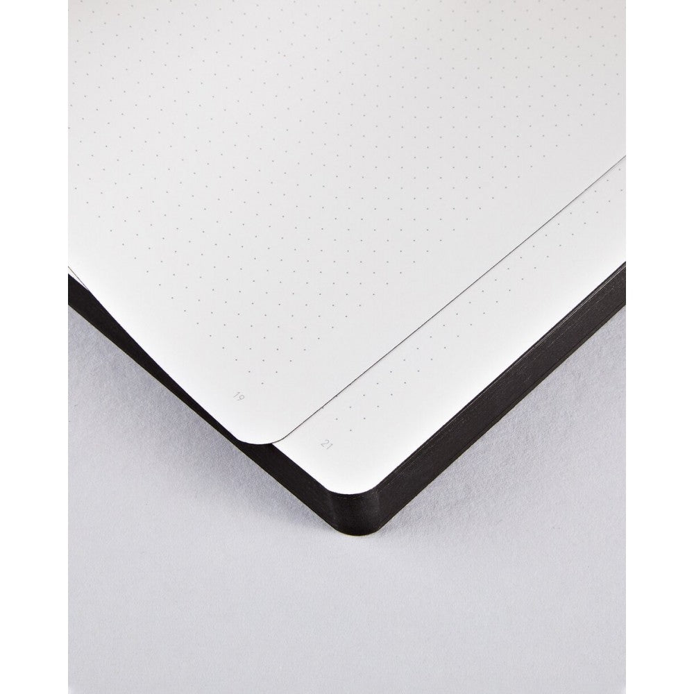 Notatnik Savage L Light z czarną okładką i kartkami w kropki do pisania i szkicowania