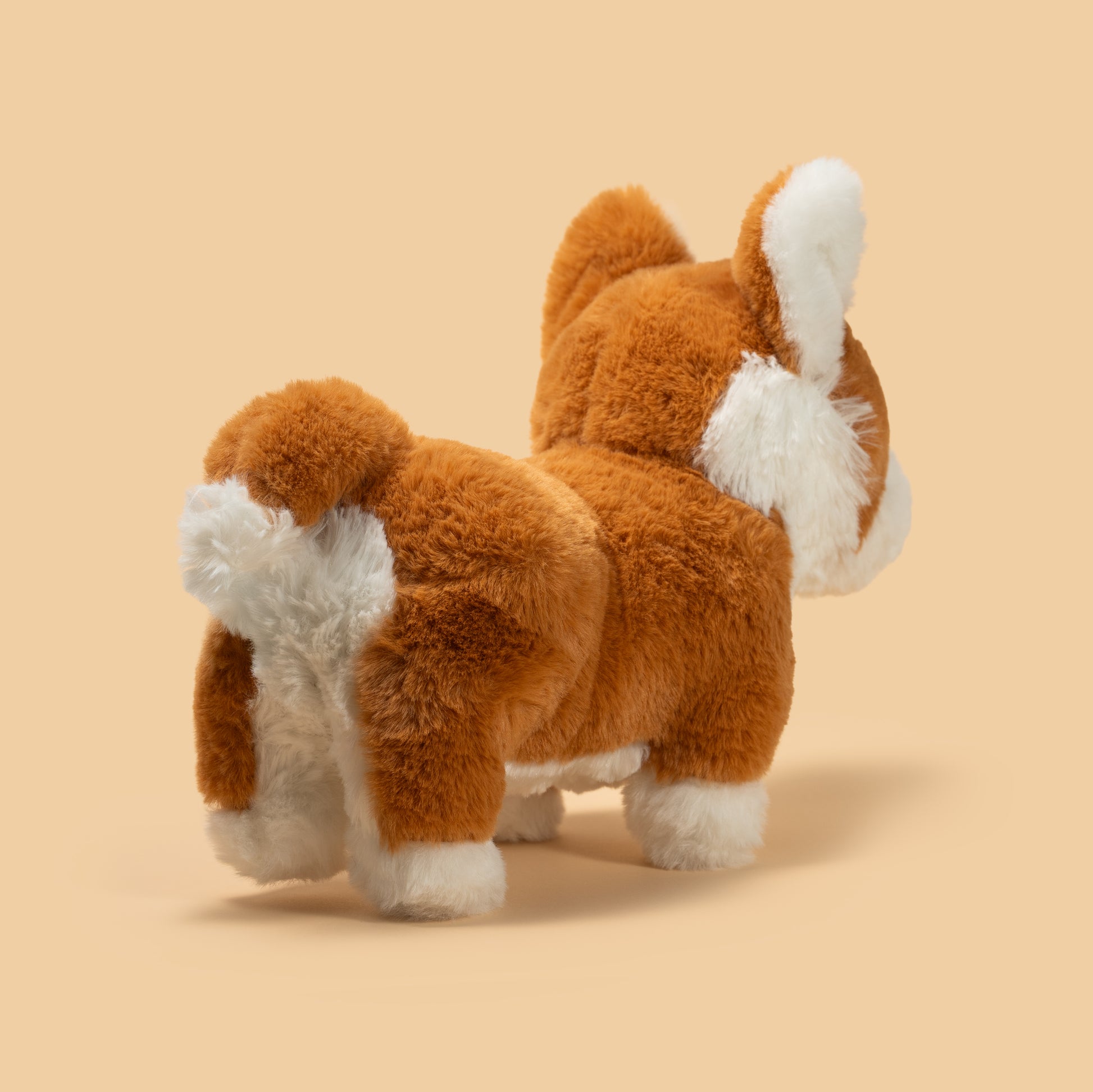 Pluszak szczeniak corgi w kolorze brązowo-białym od Wild Planet widoczny od tyłu