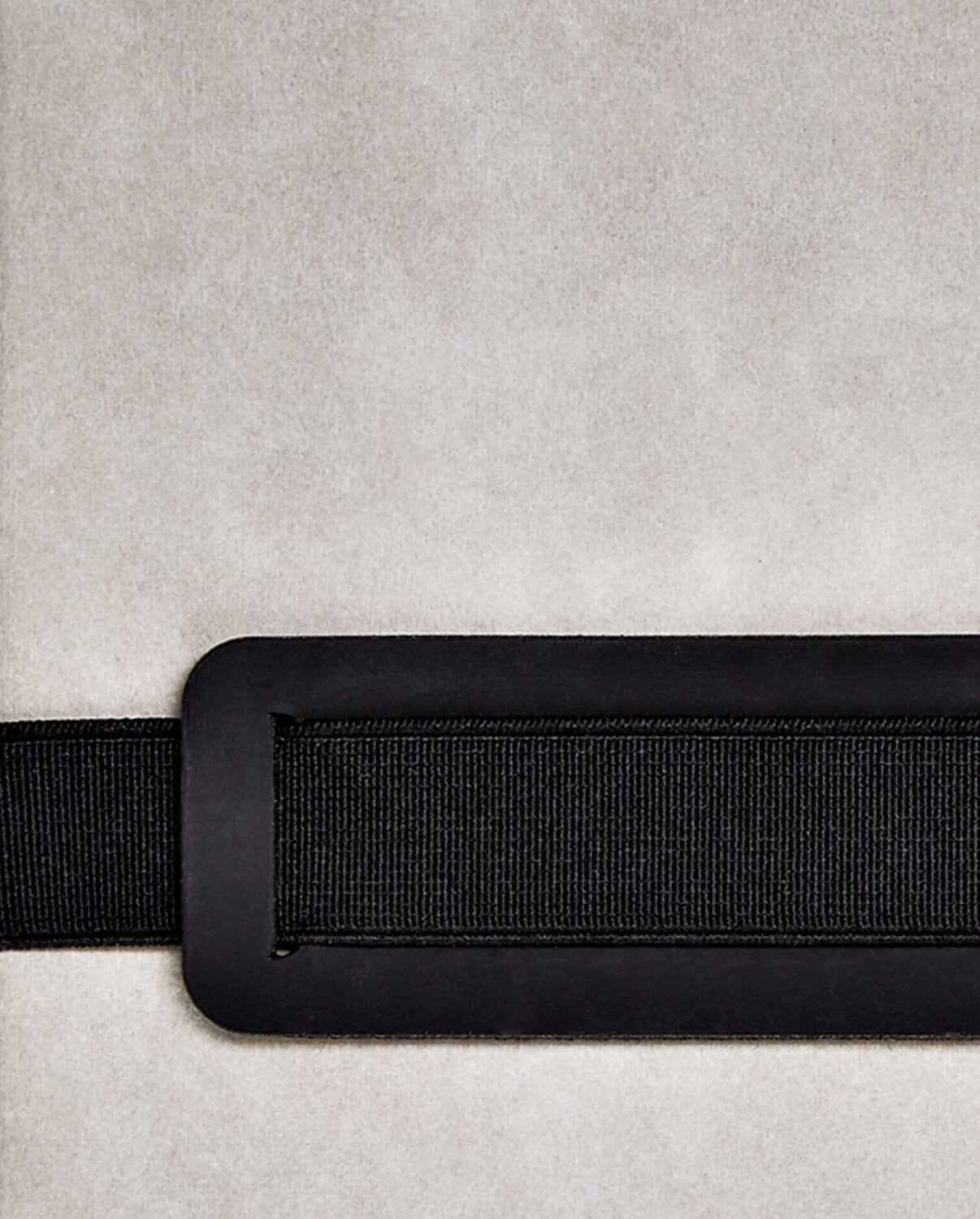 Zbliżenie na czarny pasek i zapięcie w notatniku voyager l szary firmy Yamann