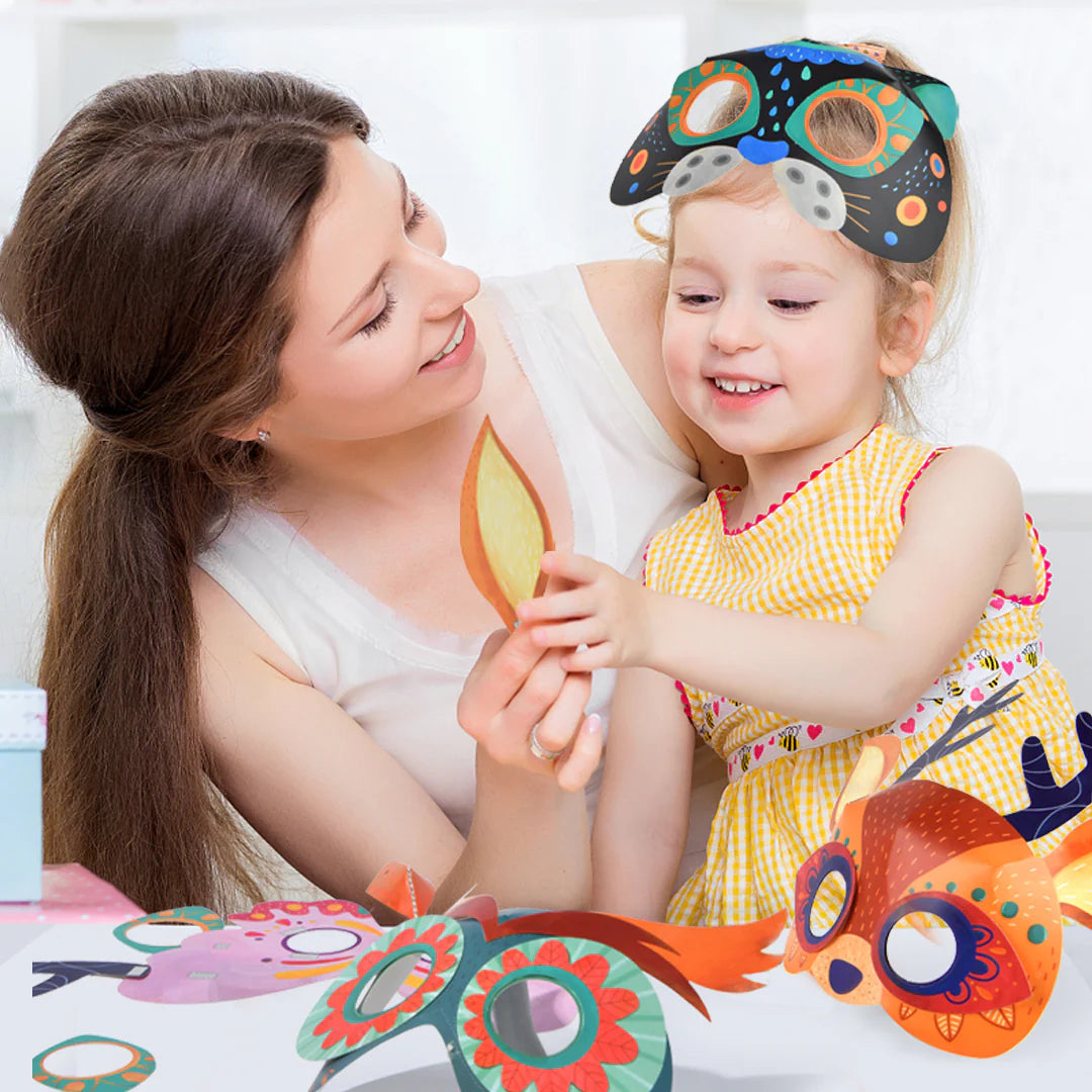 Dziecko w maskach papierowych dla dzieci bawi się razem z mamą przy stole z kolorowymi maskami
