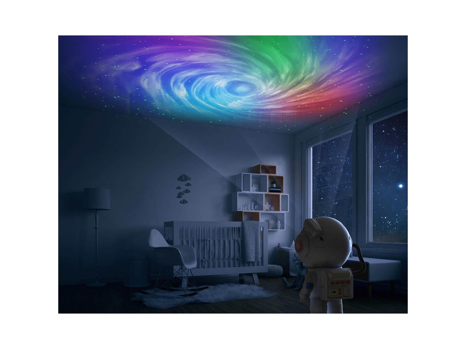 Projektor gwiazd dla dzieci tworzący kolorowe nocne niebo z gwiazdami i aurorą w pokoju dziecięcym