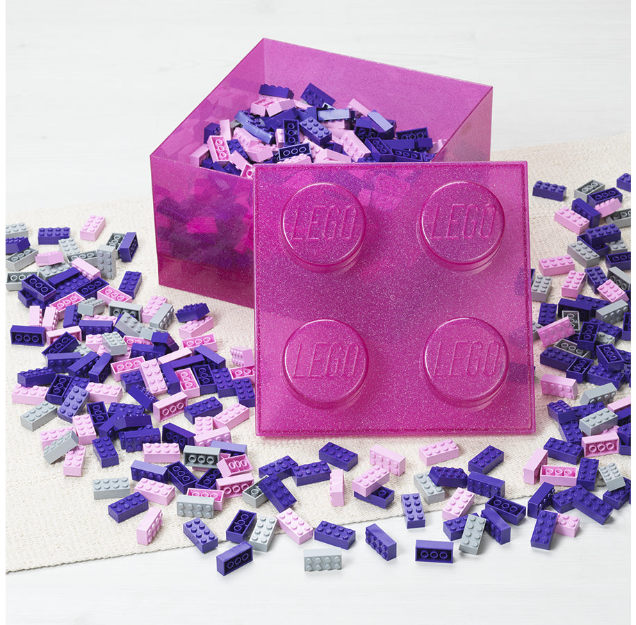 Jasnoróżowy pojemnik LEGO Brick 4 z pokrywką i kolorowymi klockami LEGO w środku i na zewnątrz