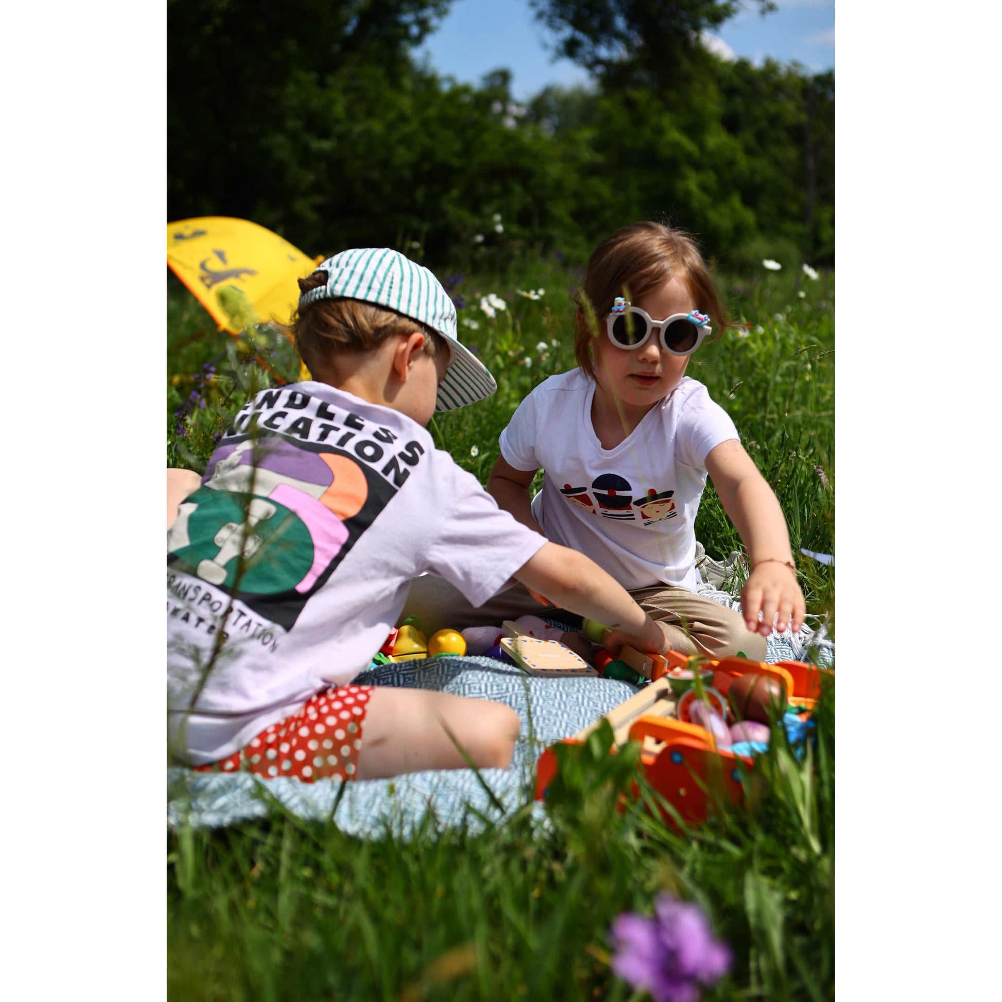 Drewniany grill dla dzieci zabawa na trawie z kolorowymi plastikowymi akcesoriami kuchennymi