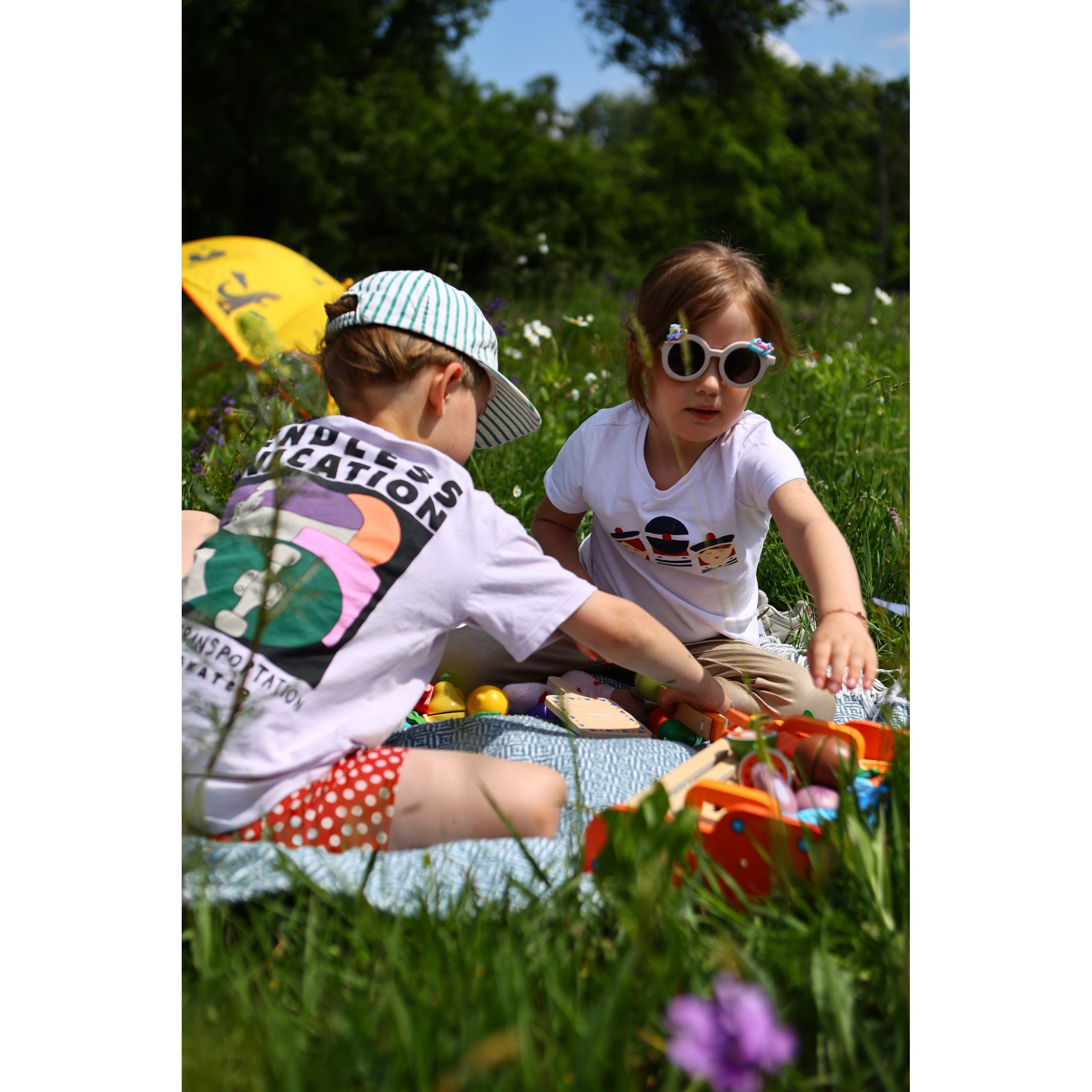 Drewniany grill dla dzieci zabawa na trawie z kolorowymi plastikowymi akcesoriami kuchennymi