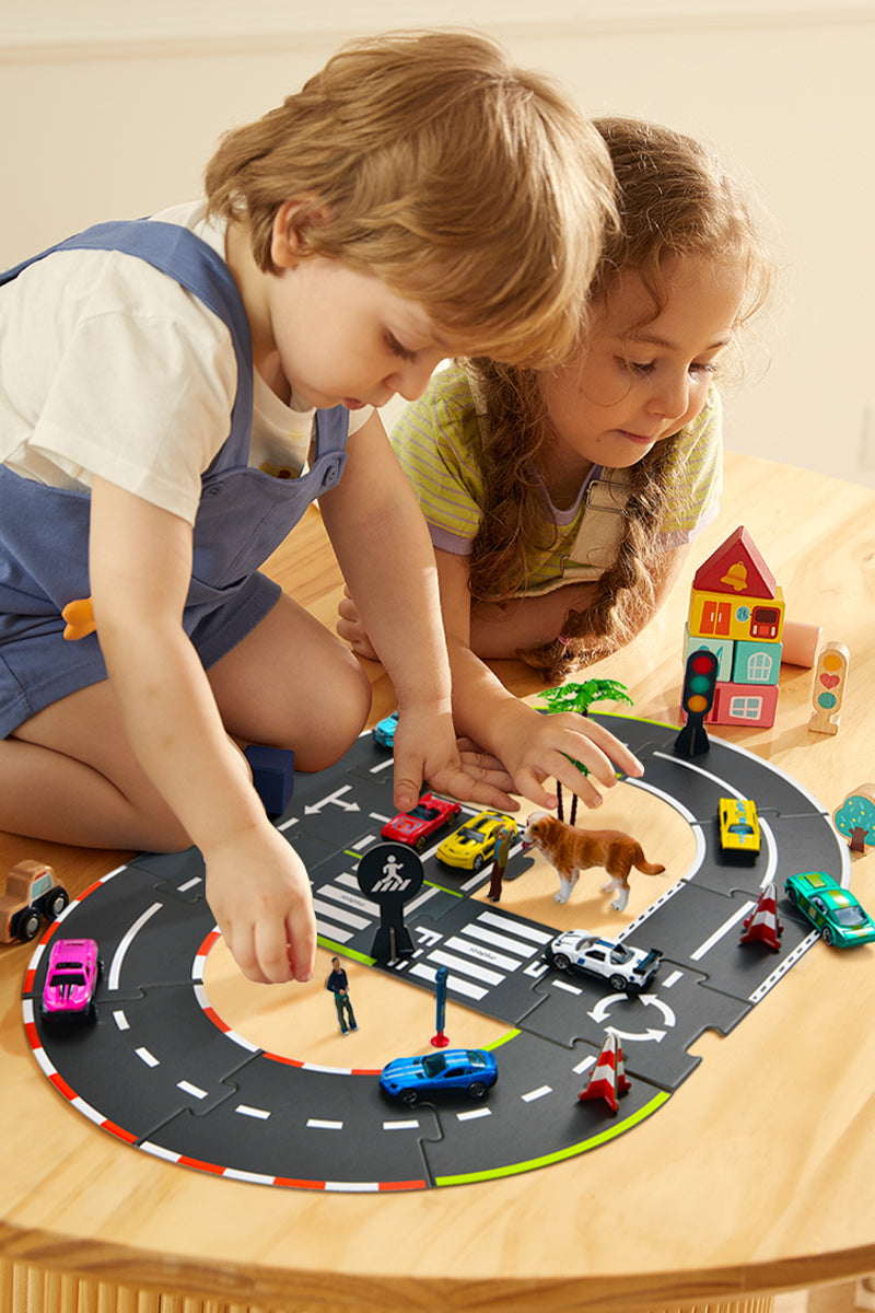 dzieci bawiące się puzzle tor wyścigowy dla dzieci z samochodzikami i domem na drewnianym stole