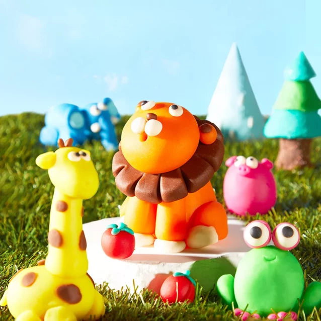 Zabawne zwierzątka z ciastoliny w jasnych kolorach wykonane z zestawu ciastolina mideer 12 kolorów