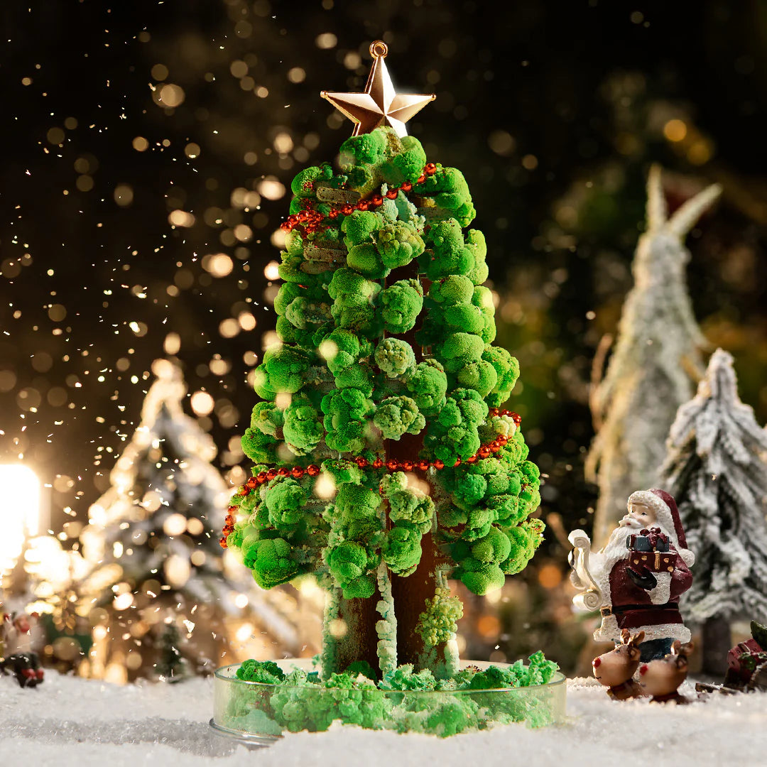 Magiczne drzewko świąteczne zielone z ozdobami i gwiazdą na czubku na tle świątecznej sceny z Mikołajem
