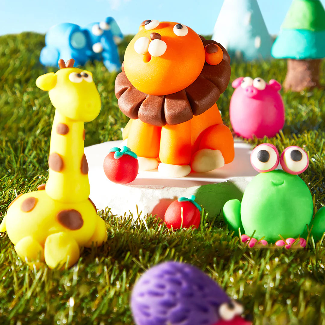 Kolorowa ciastolina dla dzieci 6 kolorów z figurkami zwierząt stworzonymi z modeliny na trawie