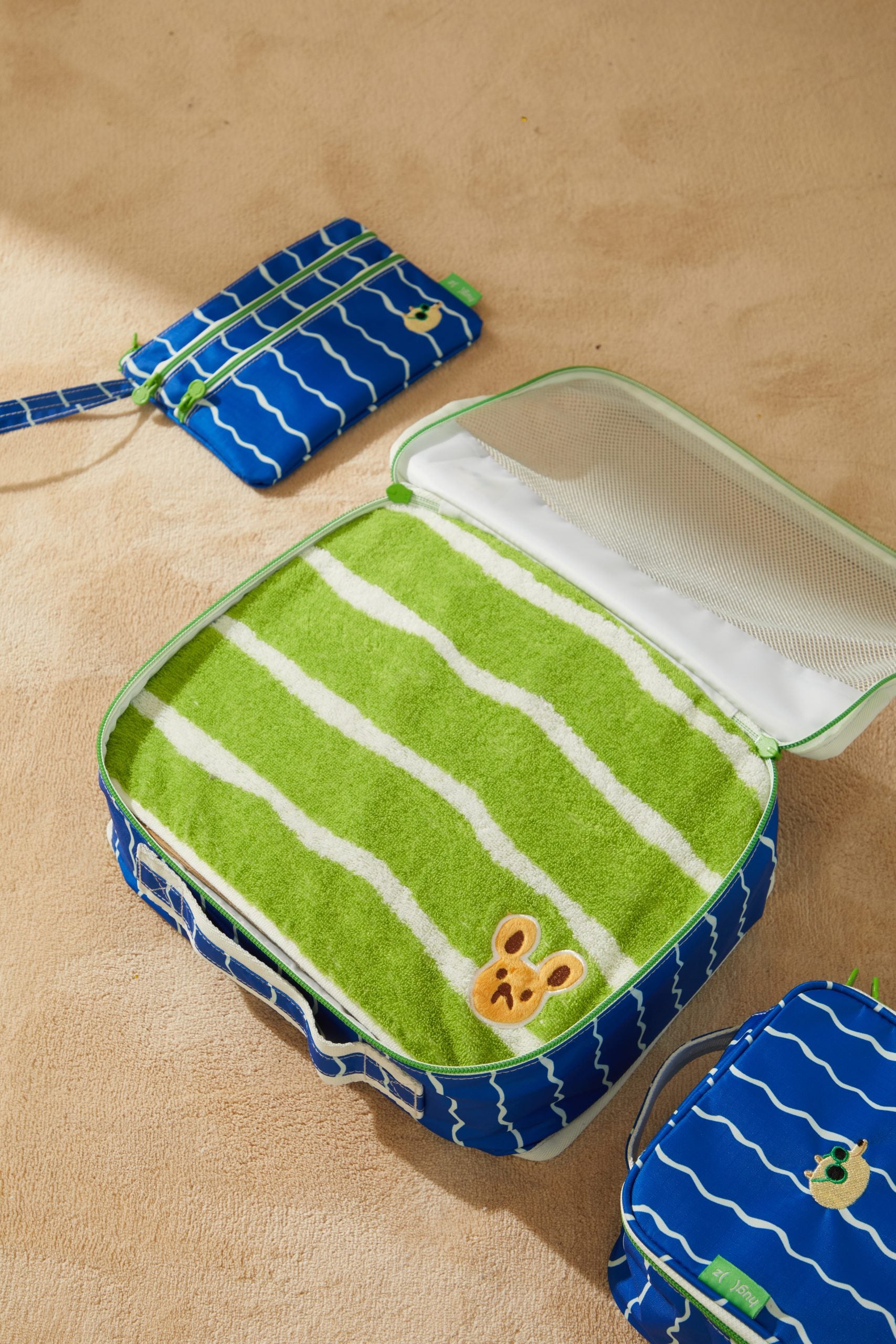 Kosmetyczka wodoodporna dla dzieci niebieska z zielonym wnętrzem i miękką wyściółką