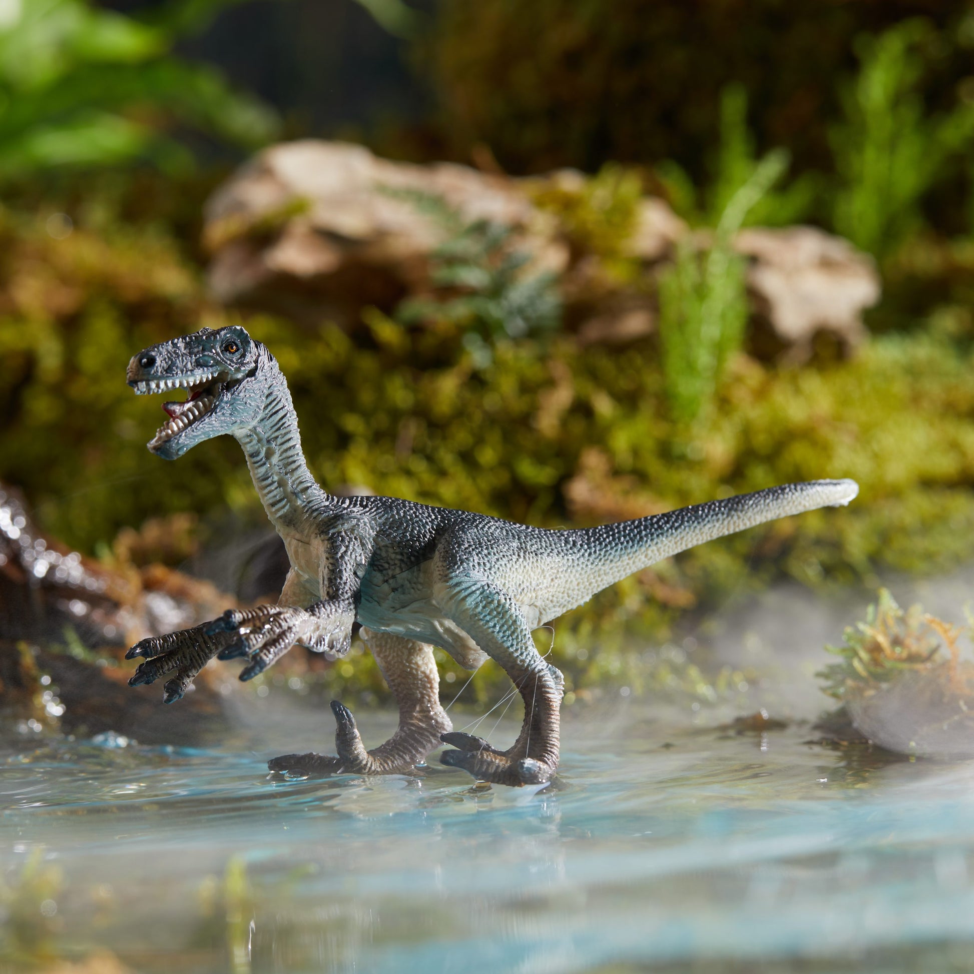 Zestaw figurek dinozaurów dla dzieci z realistyczną figurką dinozaura na tle naturalnego środowiska