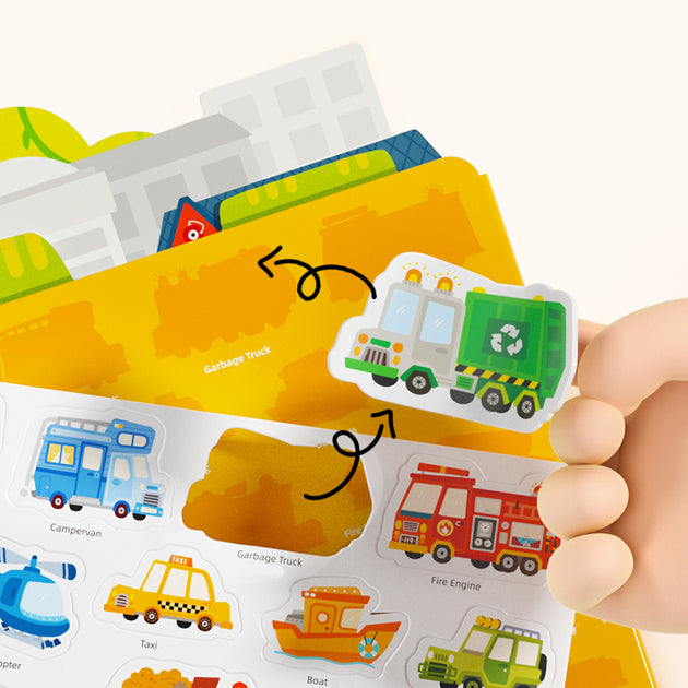 Ręka trzyma żelową naklejkę śmieciarki z zestawu żelowe naklejki wielorazowe dla dzieci od WABOBA AB