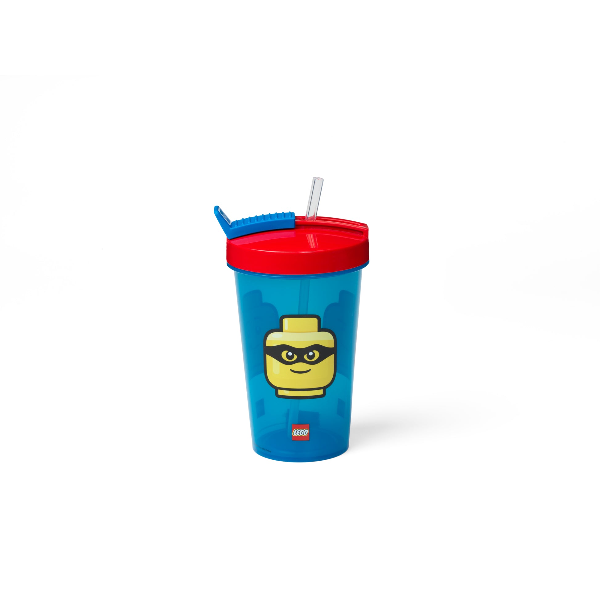 Kolorowy kubek LEGO ze słomką z czerwoną pokrywką i motywem klocka LEGO z maską
