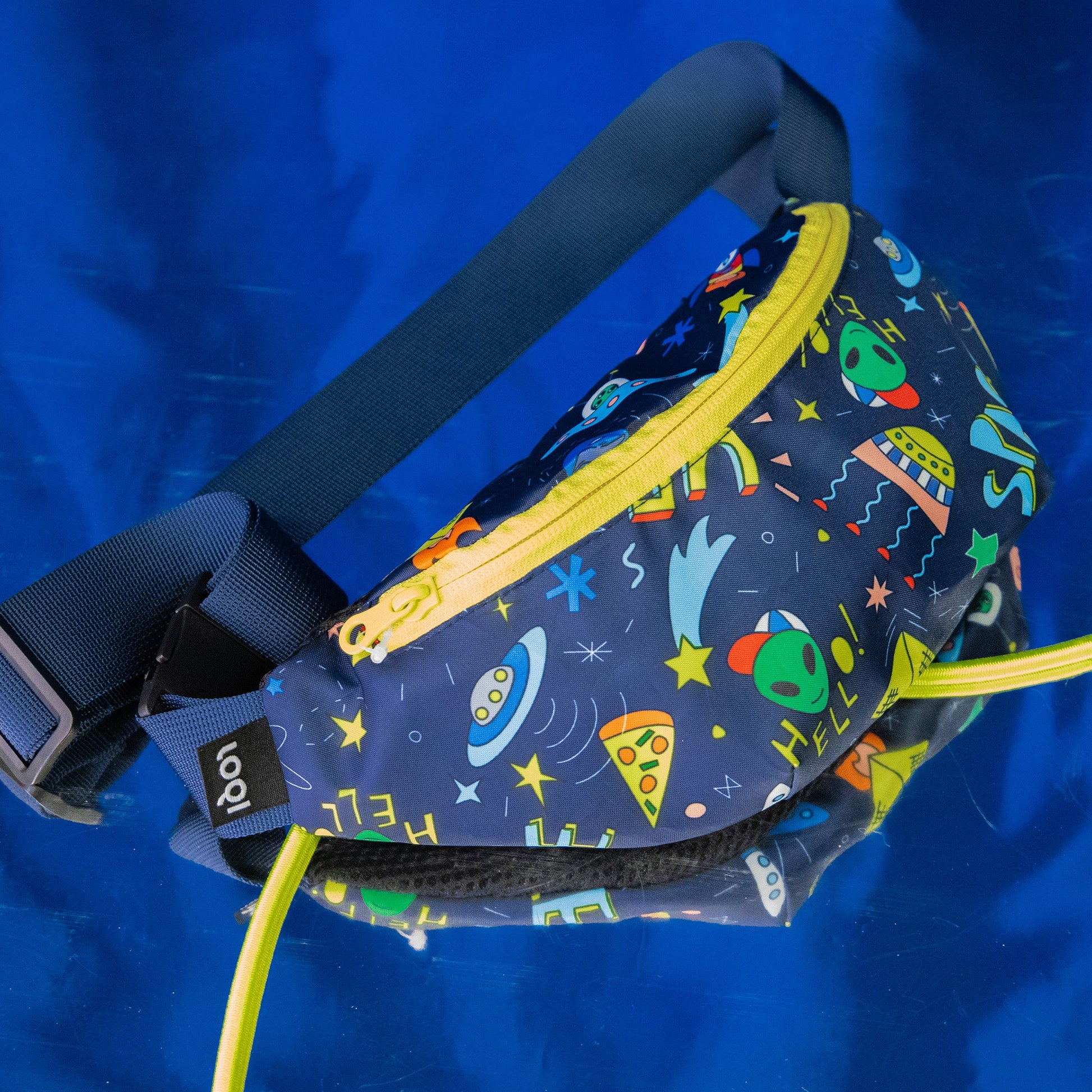 nerka dziecięca z motywem kosmosu od Yamann z kolorowym wzorem ufoludków i statków kosmicznych