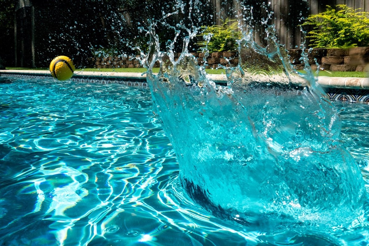 Żółta piłeczka Waboba ZAG odbijająca się na powierzchni basenu w czasie zabawy w wodzie