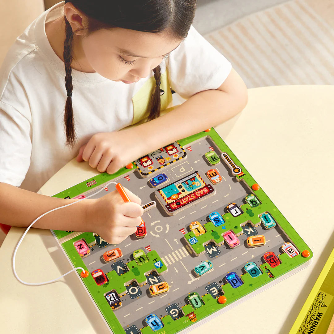 Magnetyczny labirynt dla dzieci marki Yamann z kolorowymi literami i samochodzikami edukacyjna zabawka