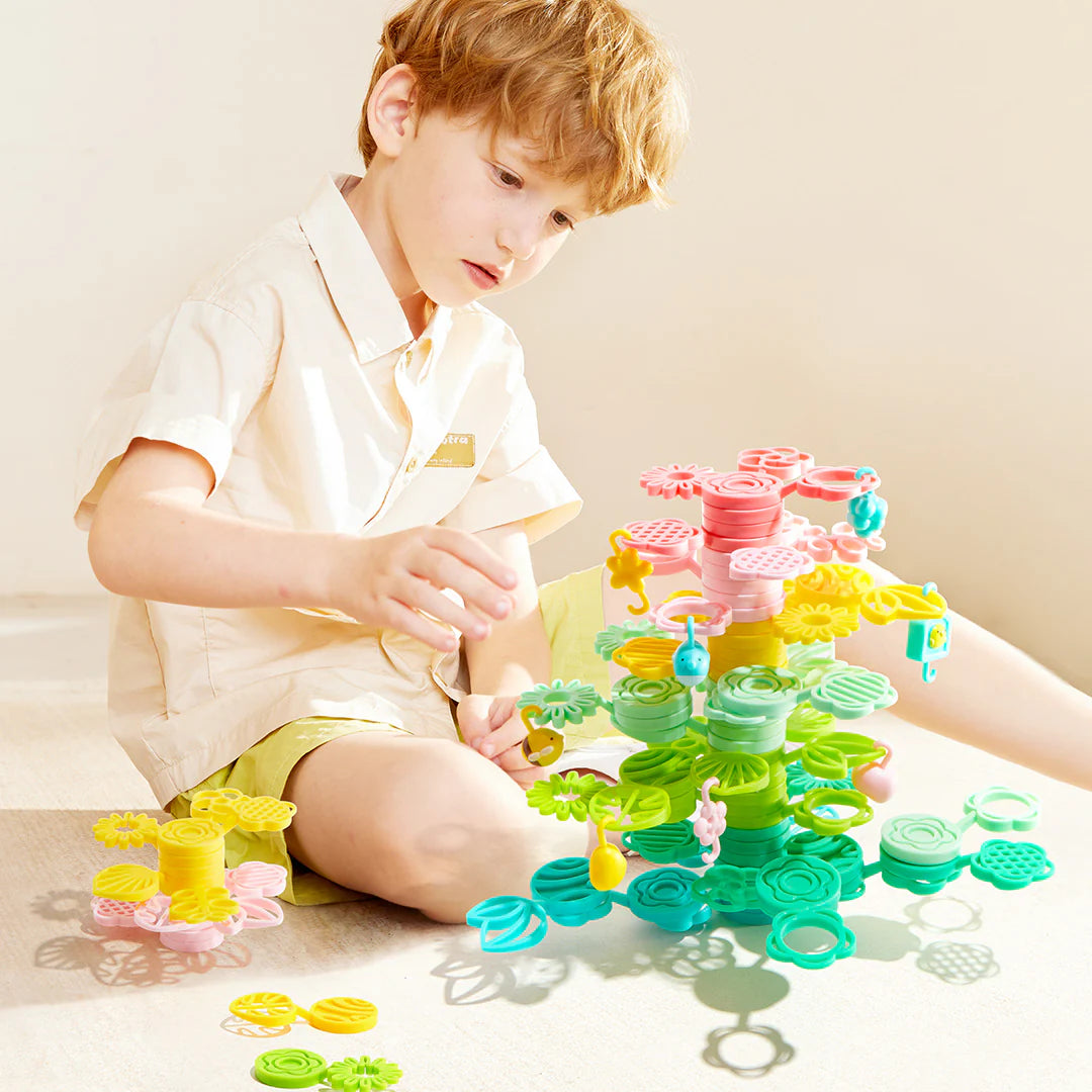 Chłopiec bawiący się kolorowymi klockami edukacyjnymi dla dzieci marki Yamann