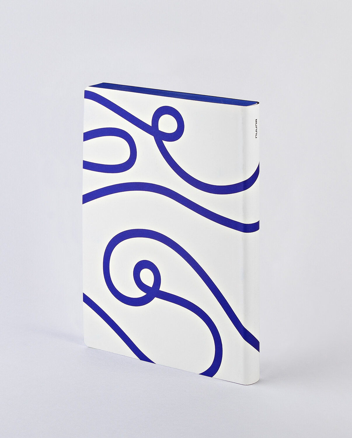 Notatnik graficzny A5 z białą okładką i niebieskim abstrakcyjnym wzorem od BV JACOB COMPANY