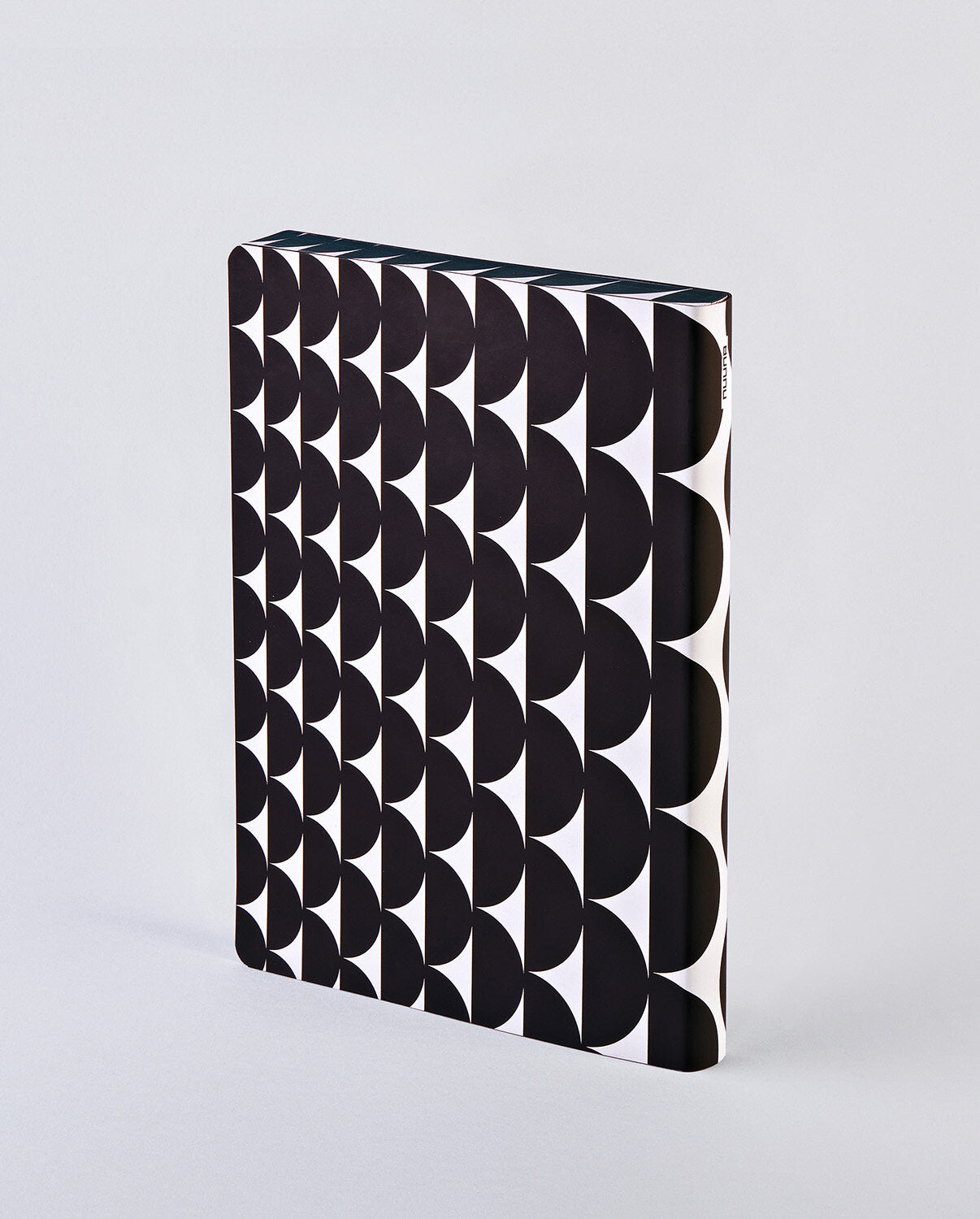 Notatnik graficzny BV JACOB COMPANY z czarno-białym geometrycznym wzorem na okładce