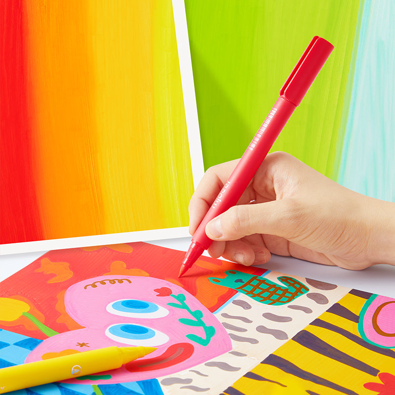 Ręka malująca czerwoną kreskę na kolorowej ilustracji markery akrylowe z pędzelkową końcówką