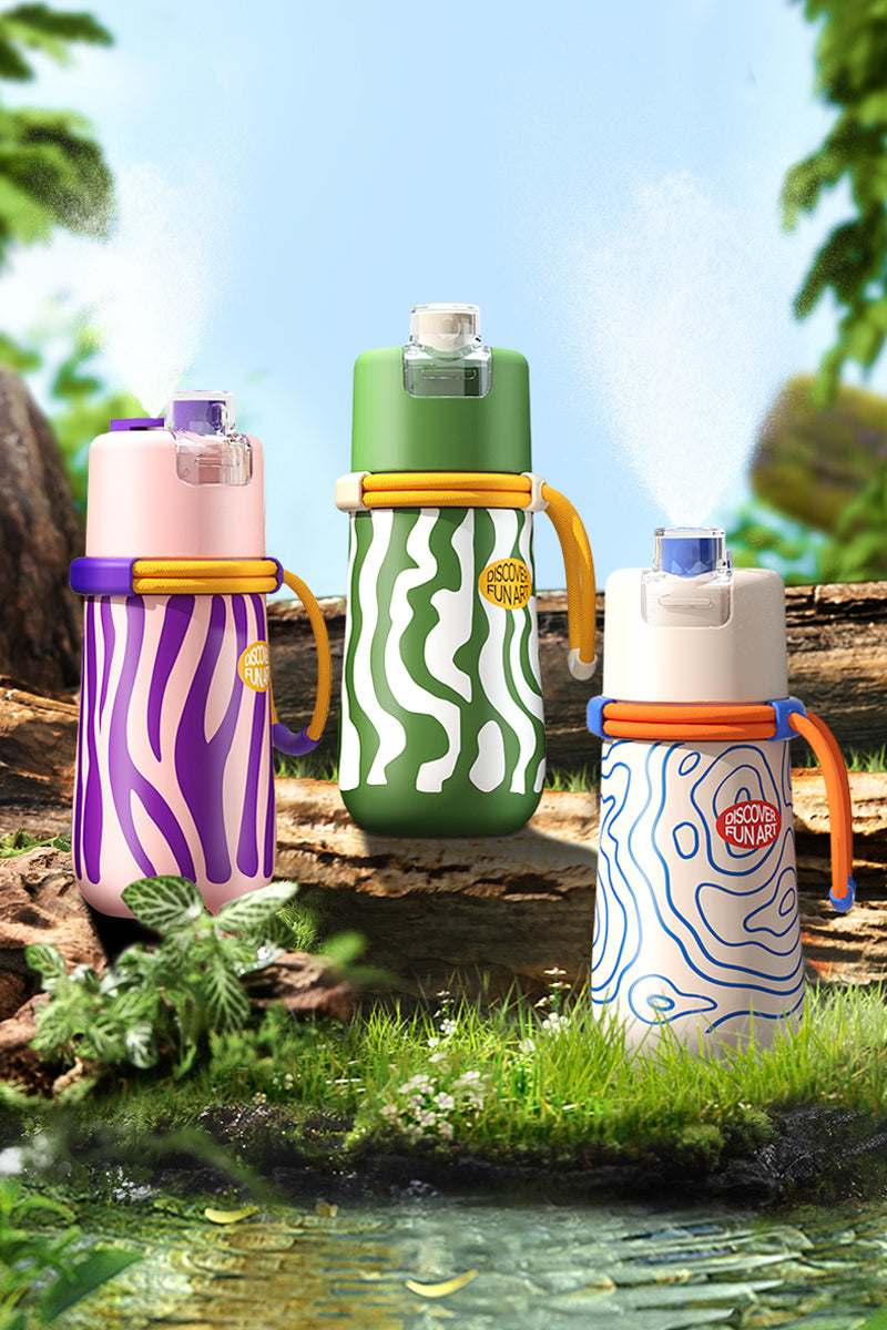 Kolorowe bidony ze spryskiwaczem dla dzieci na zewnątrz w naturalnym otoczeniu