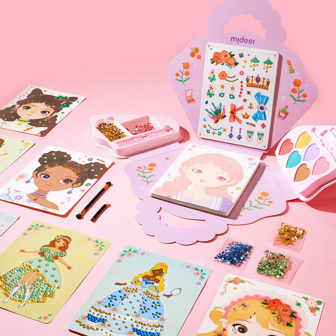 Zestaw przebierankowy dla dziewczynek z kartami postaci i akcesoriami do ozdabiania biżuterii