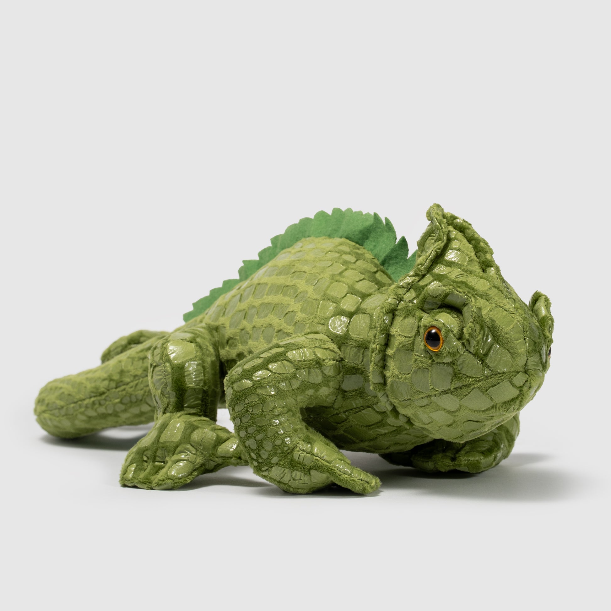 Pluszak kameleon od Wild Planet w kolorze zielonym z teksturą łusek i realistycznym wyglądem