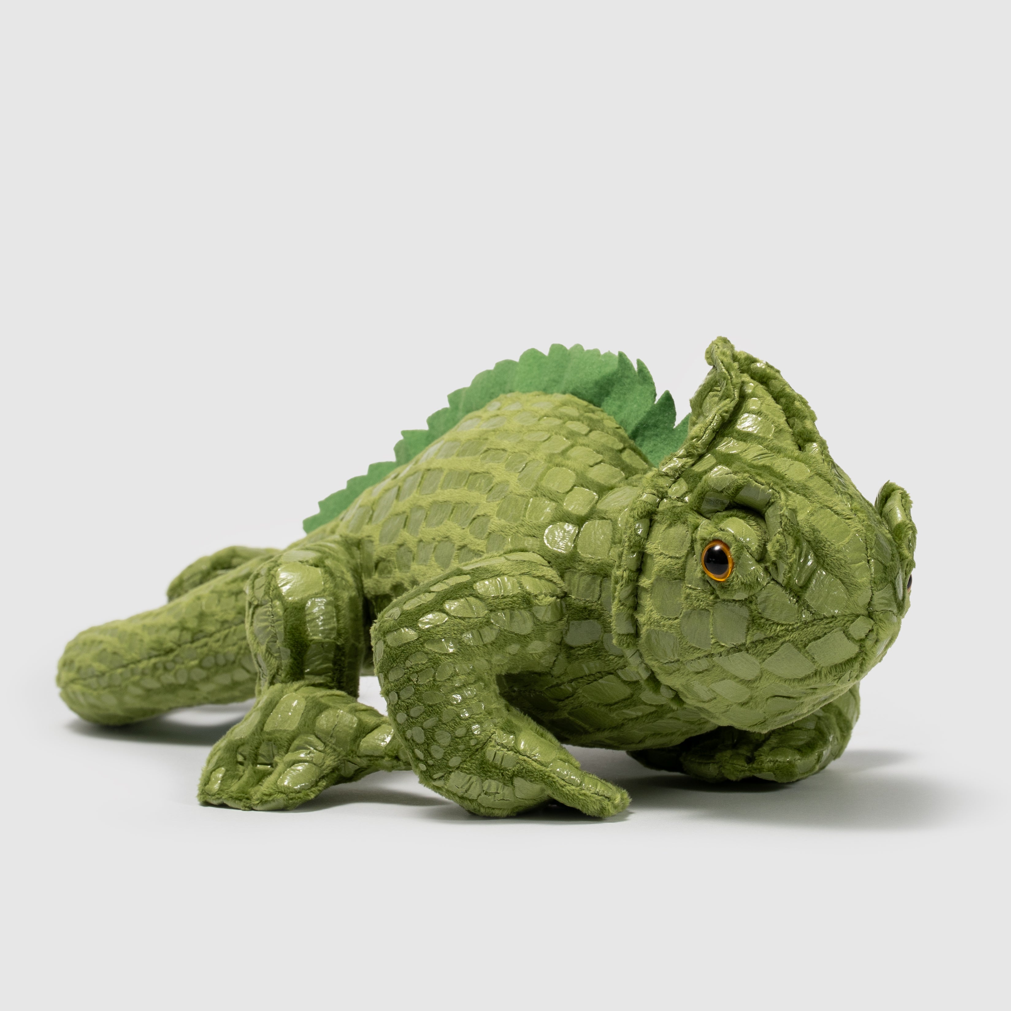 Pluszak kameleon od Wild Planet w kolorze zielonym z teksturą łusek i realistycznym wyglądem