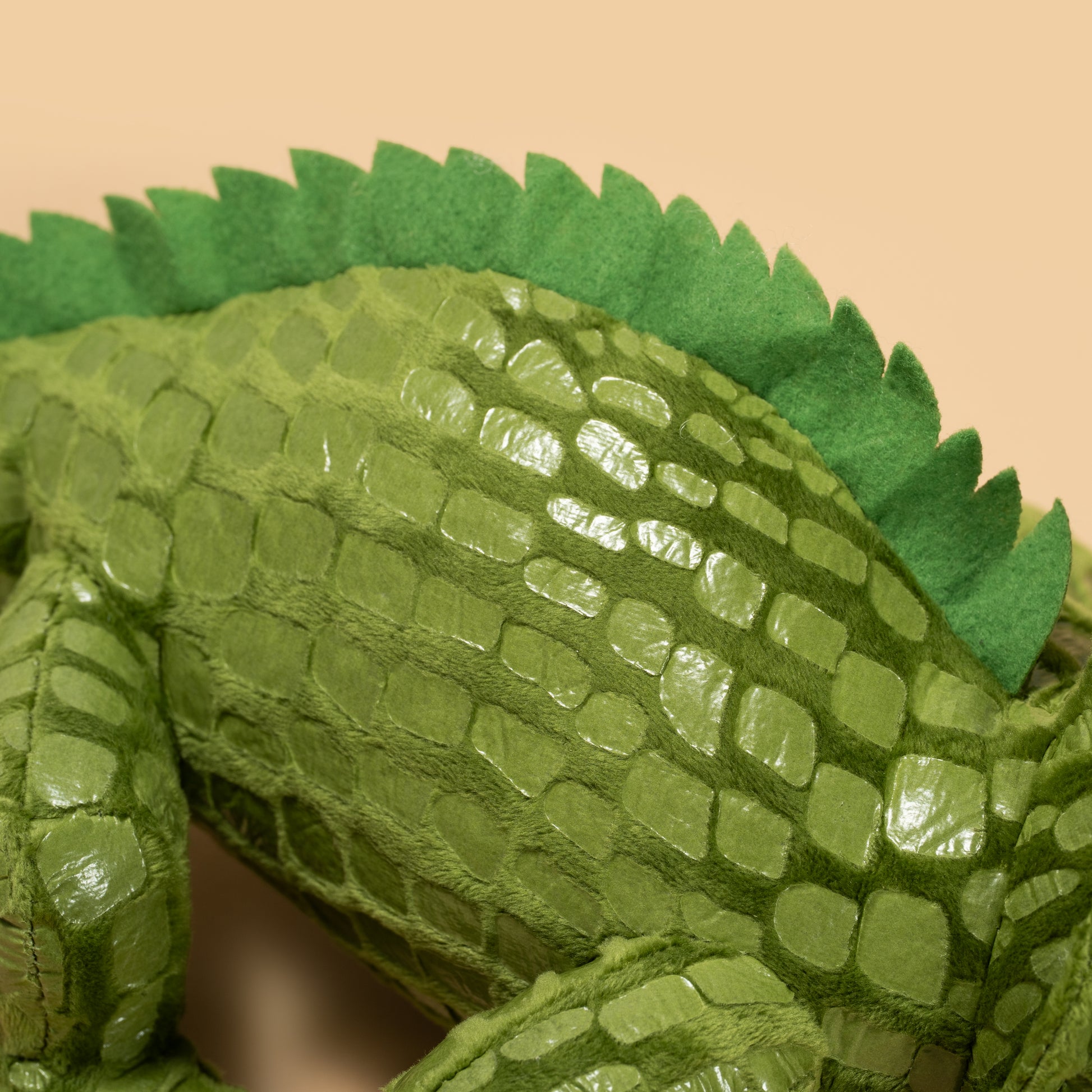 Pluszak kameleon od Wild Planet w zielonym kolorze z detalami imitującymi łuski