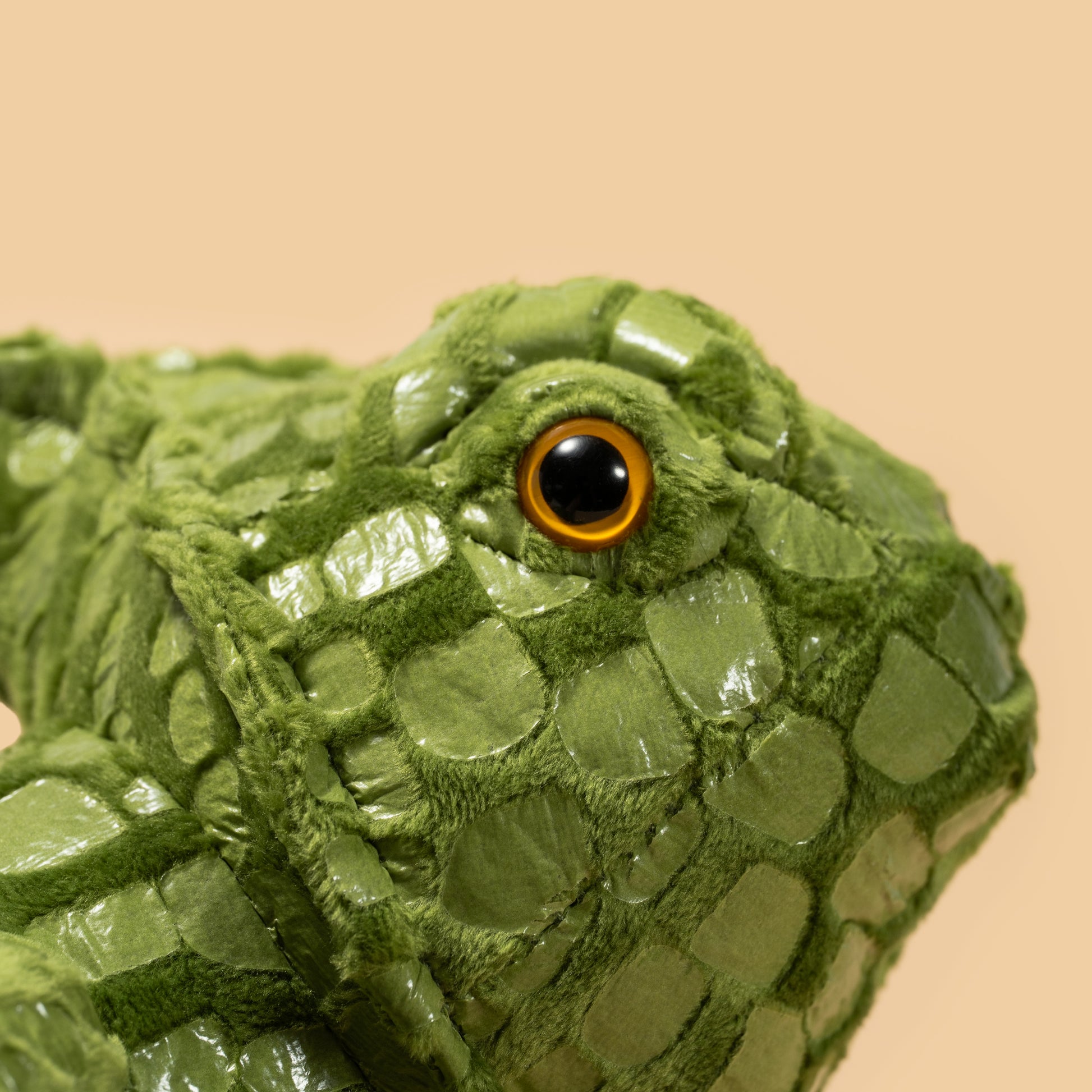 Pluszak kameleon Wild Planet w zielonym kolorze z teksturą przypominającą łuski i dużym okiem