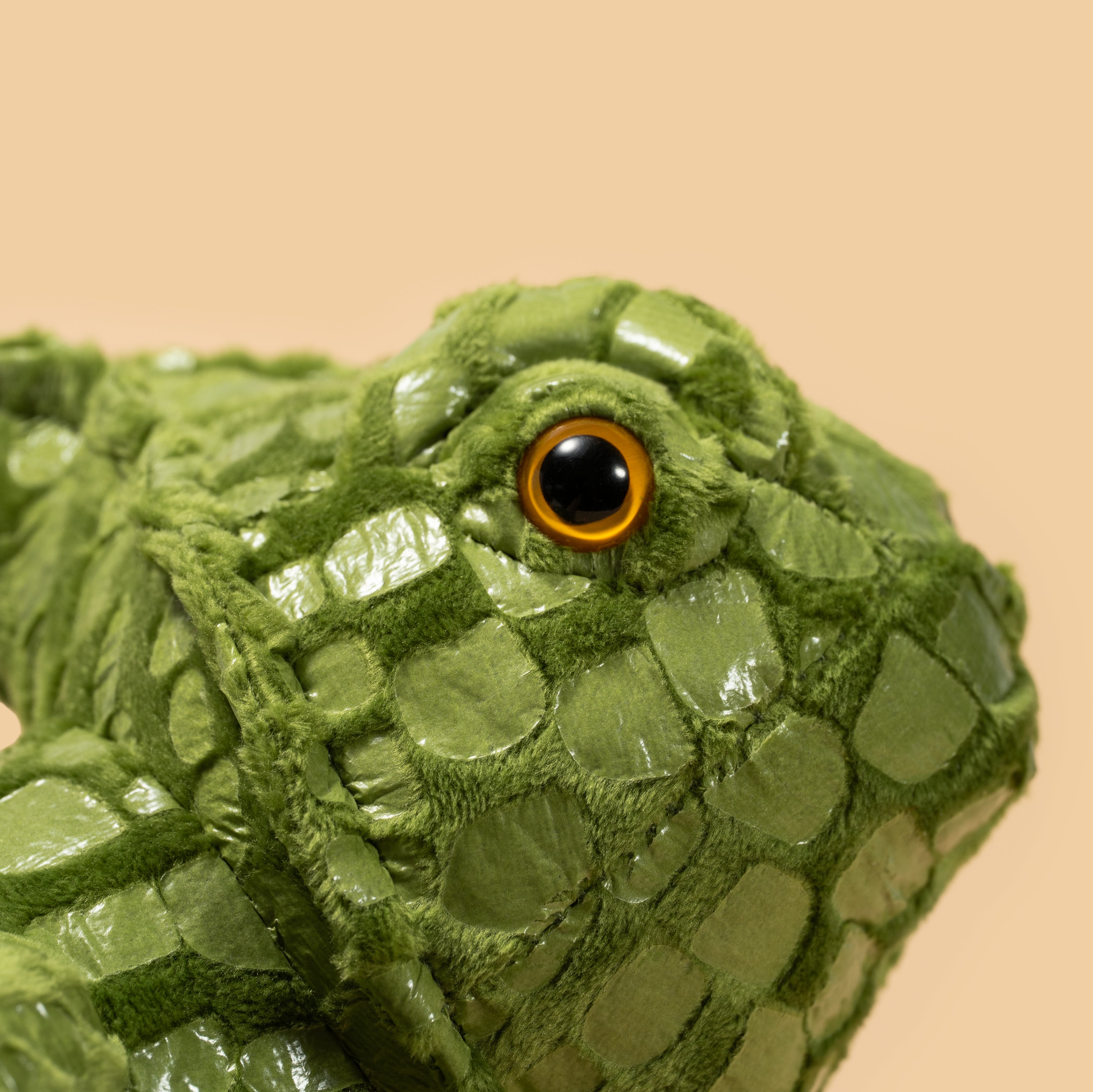 Pluszak kameleon Wild Planet w zielonym kolorze z teksturą przypominającą łuski i dużym okiem