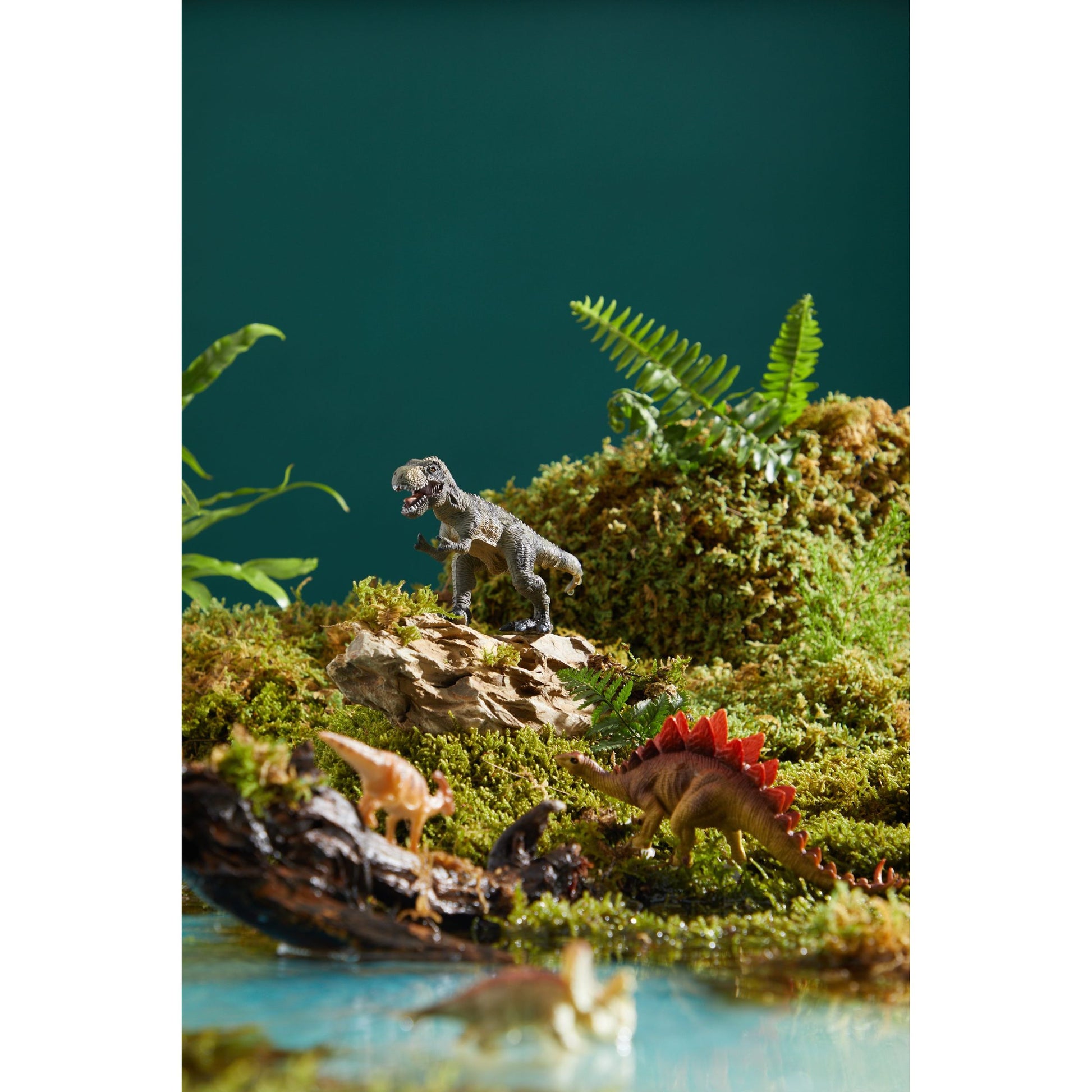 Zestaw figurek dinozaurów dla dzieci na naturalnej imitacji terenu z roślinami i wodą