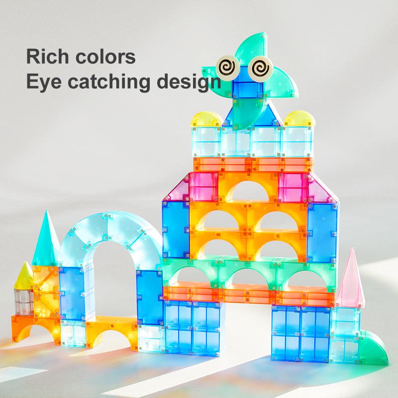 Kolorowe klocki magnetyczne 3D w przezroczystych jasnych kolorach ułożone w zamek