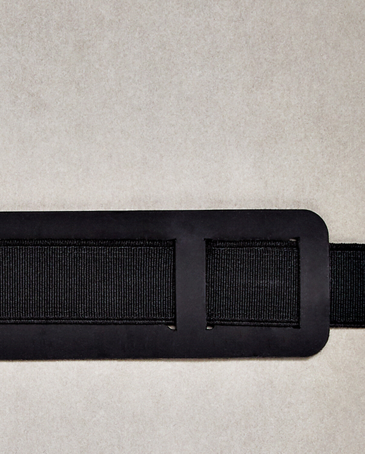 Zbliżenie na czarny pasek mocujący notatnik Voyager M szary marki Yamann wykonany z wytrzymałego materiału