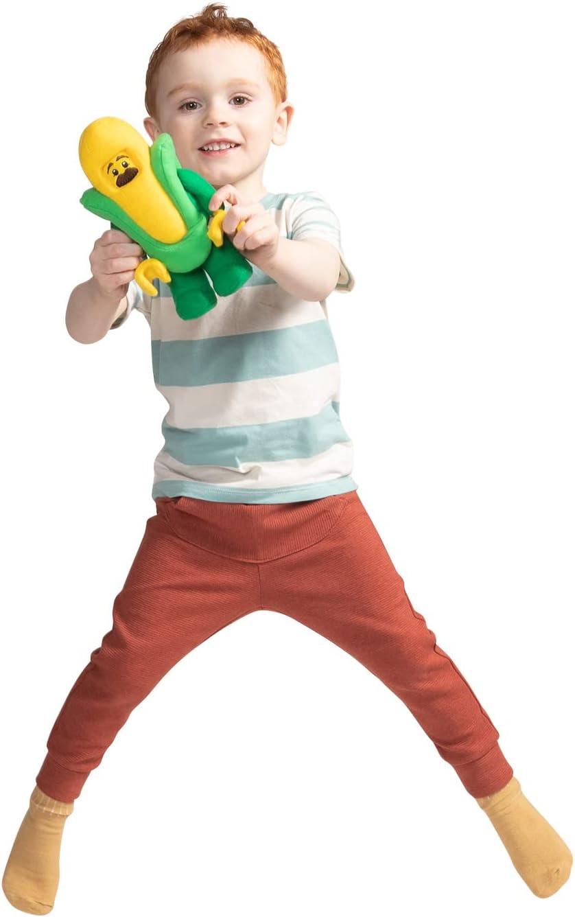 Dziecko trzyma pluszak LEGO kukurydza zielony i żółty miękki pluszowy zabawka