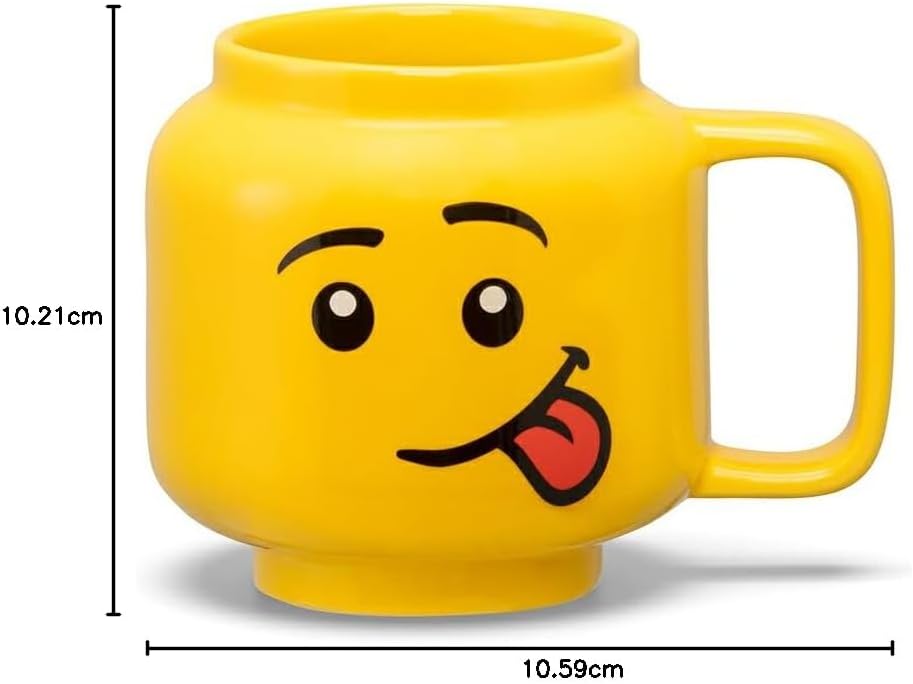 Kubek LEGO głowa chłopiec w kolorze żółtym z uśmiechniętą twarzą i językiem na wierzchu