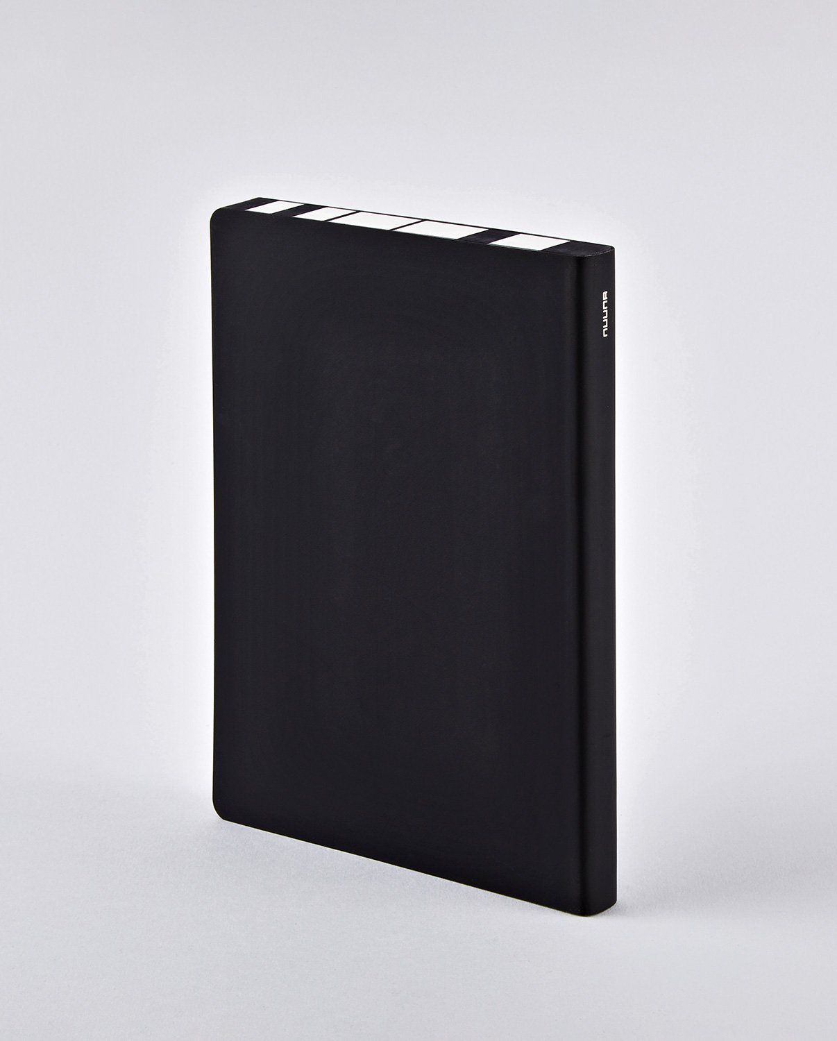 Notatnik graphic L Yamann w czarnej oprawie z białymi elementami na krawędzi