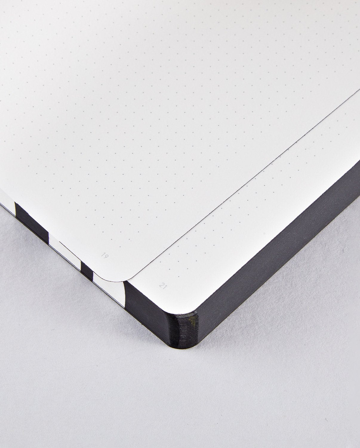 Notatnik graphic L z kropkowanymi kartkami i czarną okładką firmy Yamann