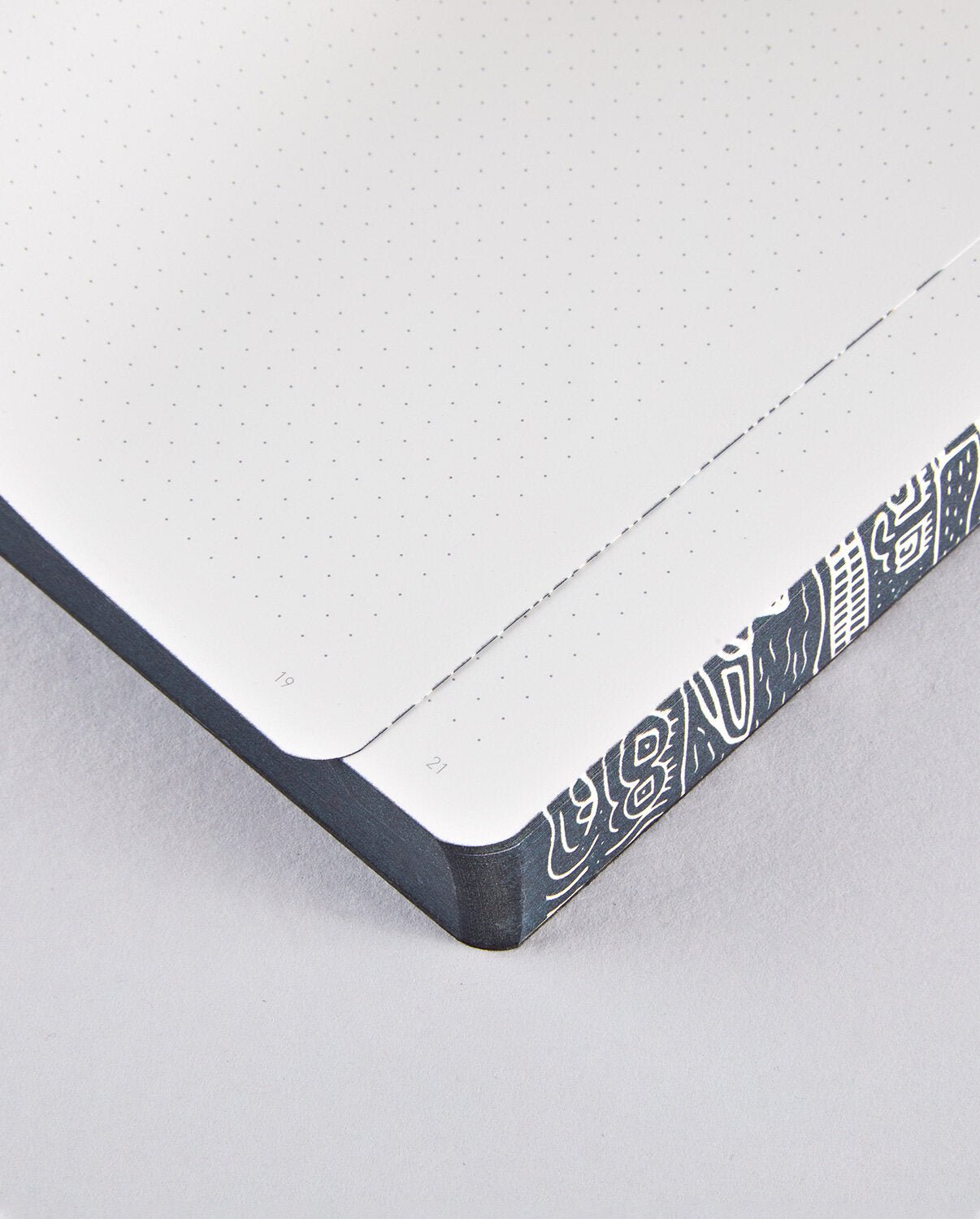 Notatnik Frankfurt Yamann z perforowanymi kartkami i ozdobnym wzorem na grzbiecie