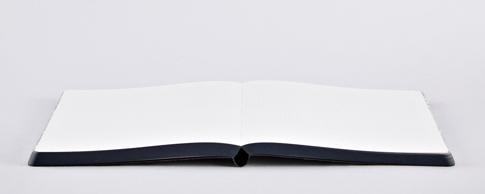 Otwarty notatnik Frankfurt marki Yamann z pustymi kartkami do pisania lub szkicowania