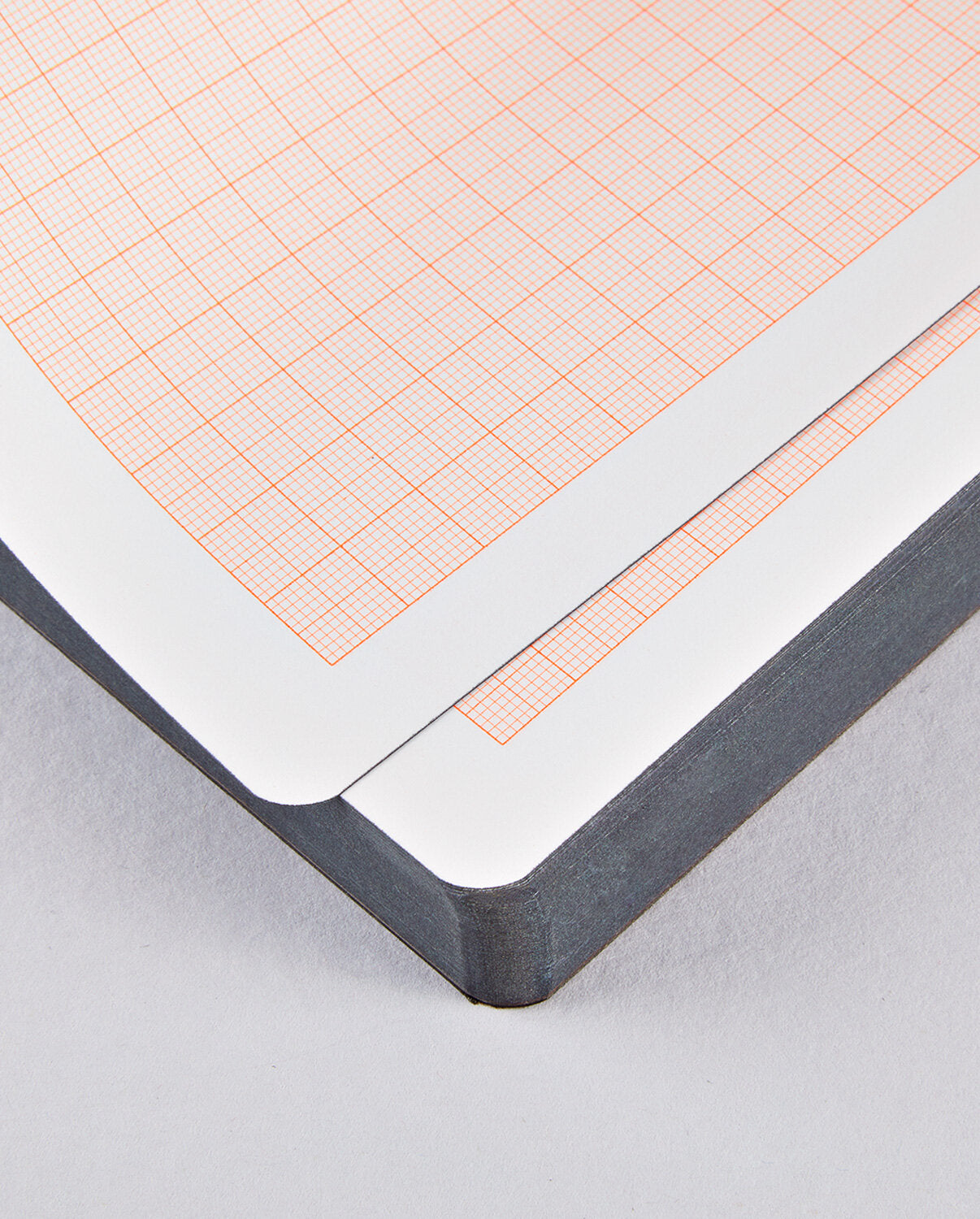 Notatnik w kratkę milimetrową z precyzyjnym pomarańczowym nadrukiem na białych kartkach od BV JACOB COMPANY