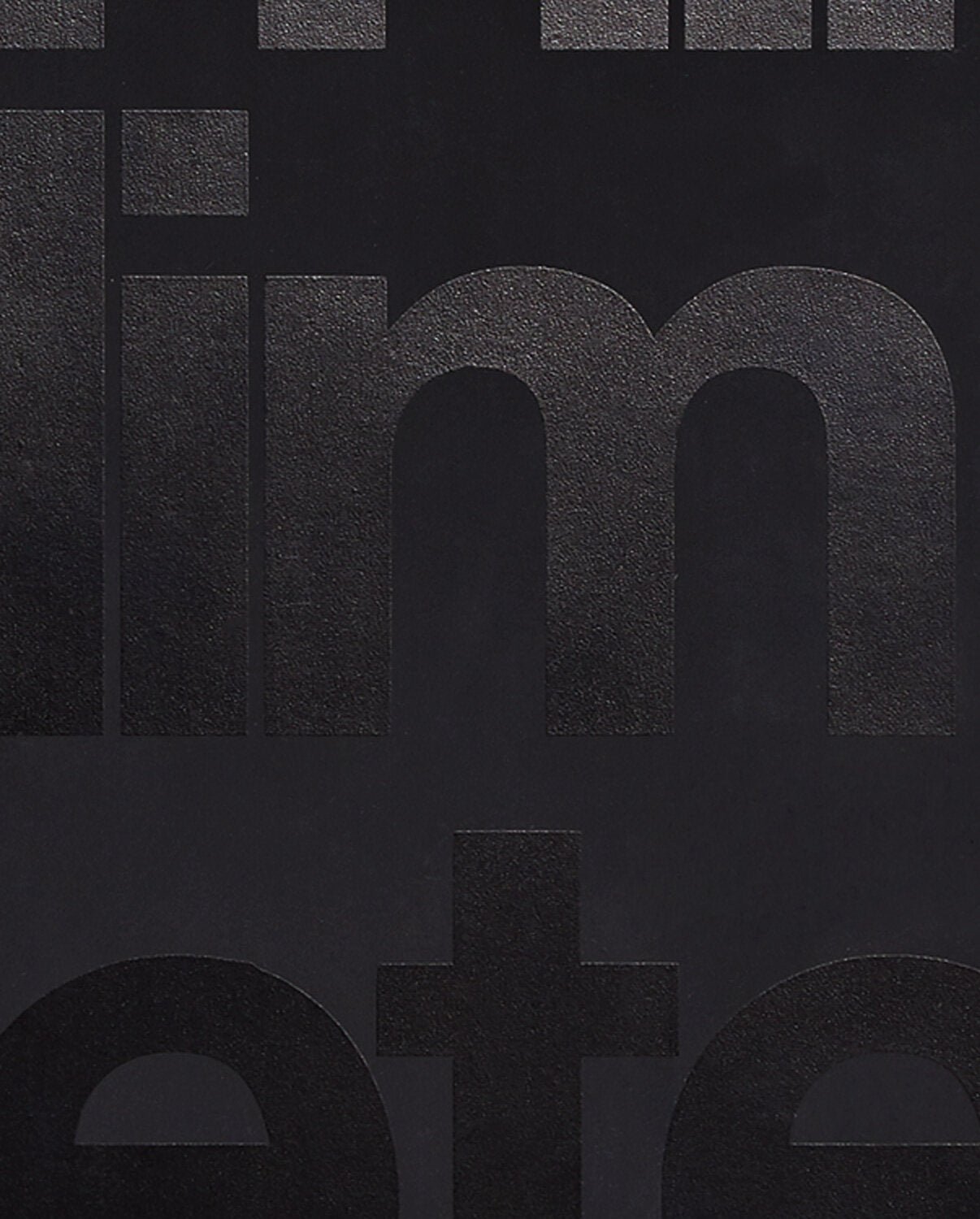 Czarny notatnik w kratkę milimetrową z teksturą i tłoczonym napisem na okładce BV JACOB COMPANY