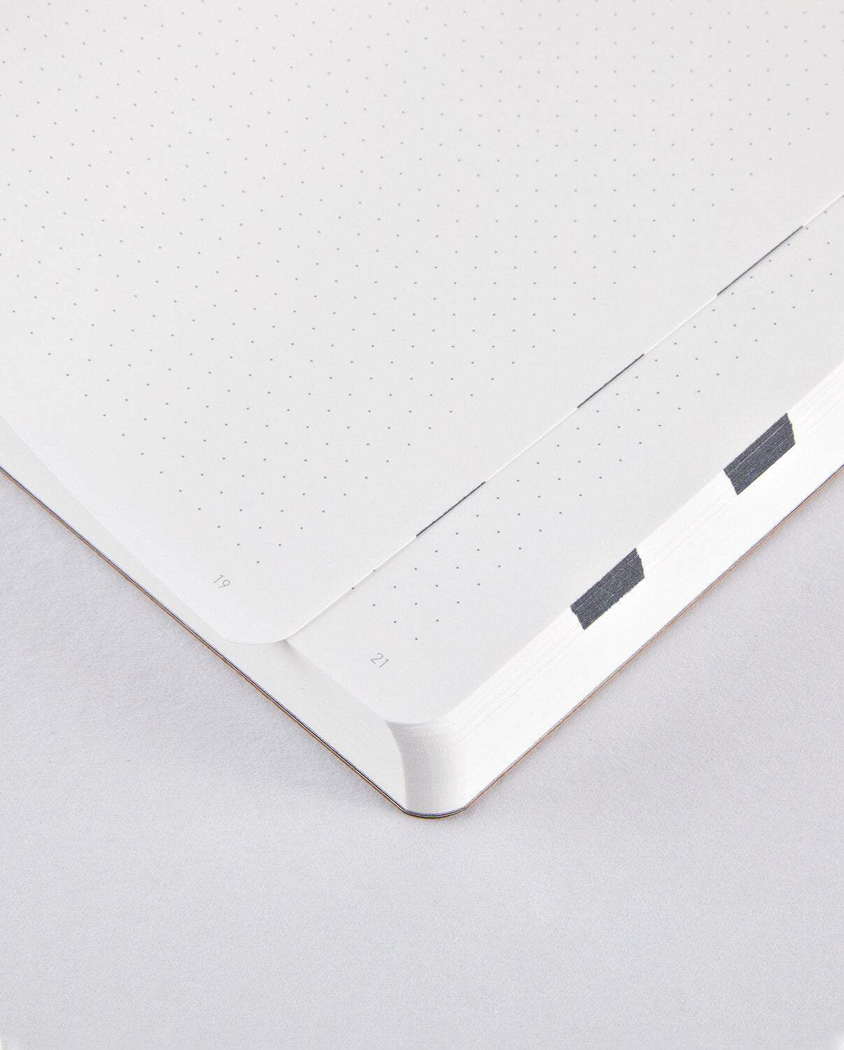 Notatnik graphic L z białymi kartkami w kropki i zaokrąglonymi rogami od BV JACOB COMPANY