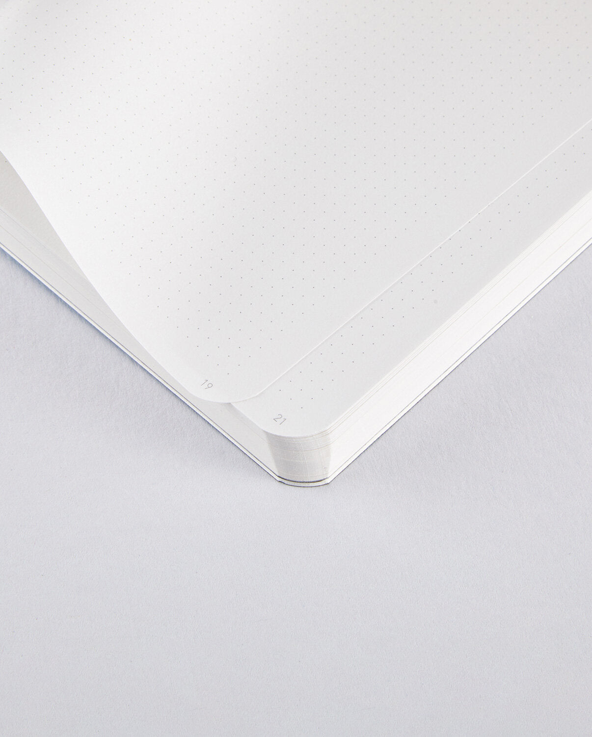 Wnętrze notatnika Nuuna Pearl S niebieski z białymi stronami w kropki do pisania i szkicowania
