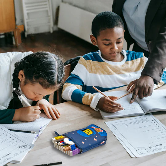 Niebieski piórnik LEGO astronauta niebieski z przyborami do pisania na szkolnym biurku obok dzieci