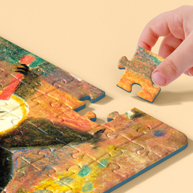 Ręka układająca kawałek puzzle artystyczne 500 elementów marki mideer na kolorowym tle