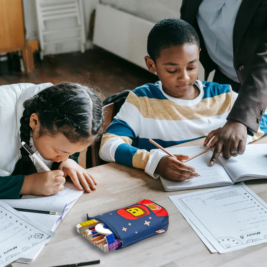 Dzieci piszące przy biurku z otwartym czerwonym piórnikiem LEGO czerwony astronauta z przyborami szkolnymi