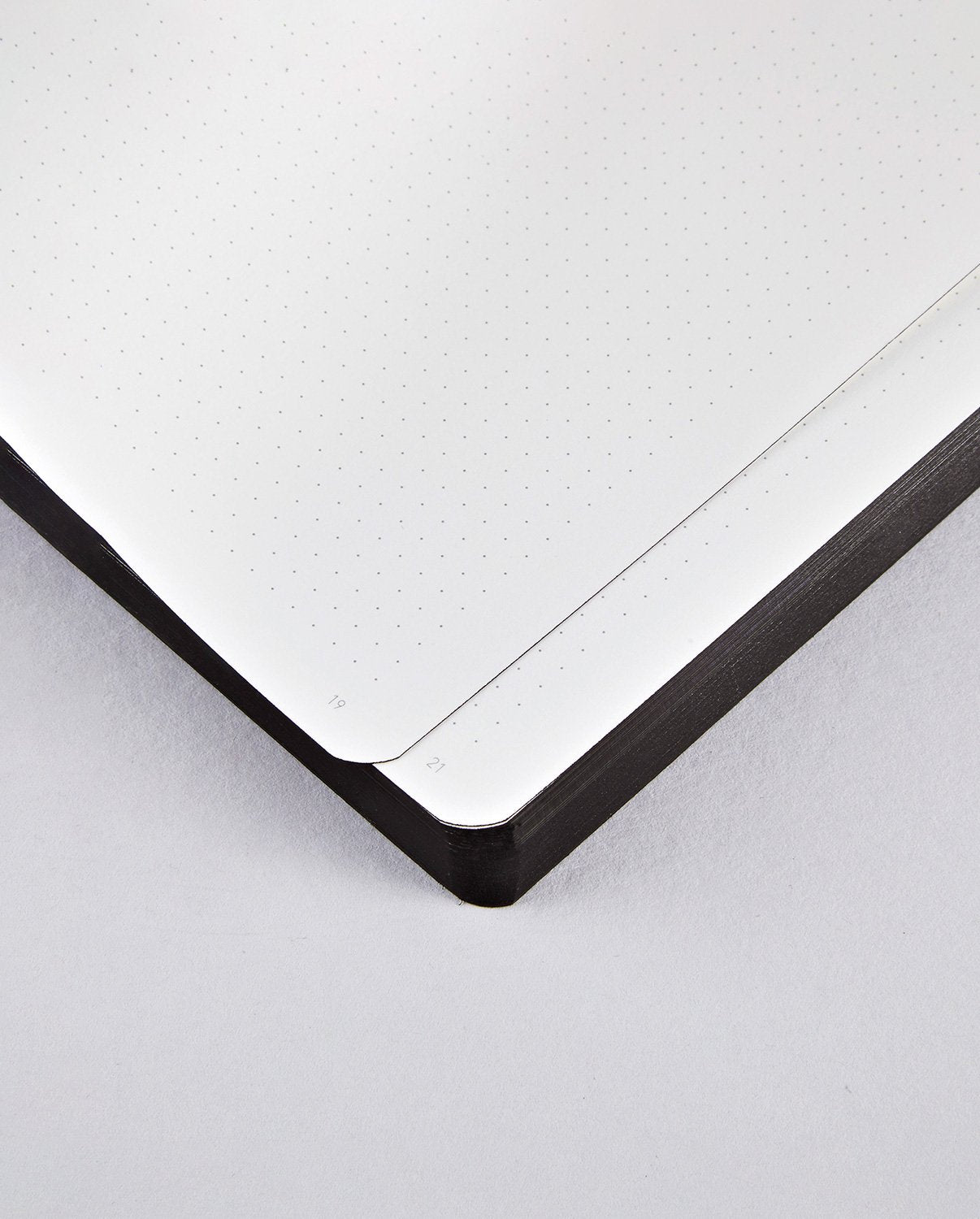 Notatnik Voyager M czarny z kropkowanymi kartkami i zaokrąglonymi narożnikami od BV JACOB COMPANY