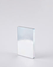 Notatnik Nuuna Fluid Chrome S z lustrzaną, błyszczącą okładką na szarym tle